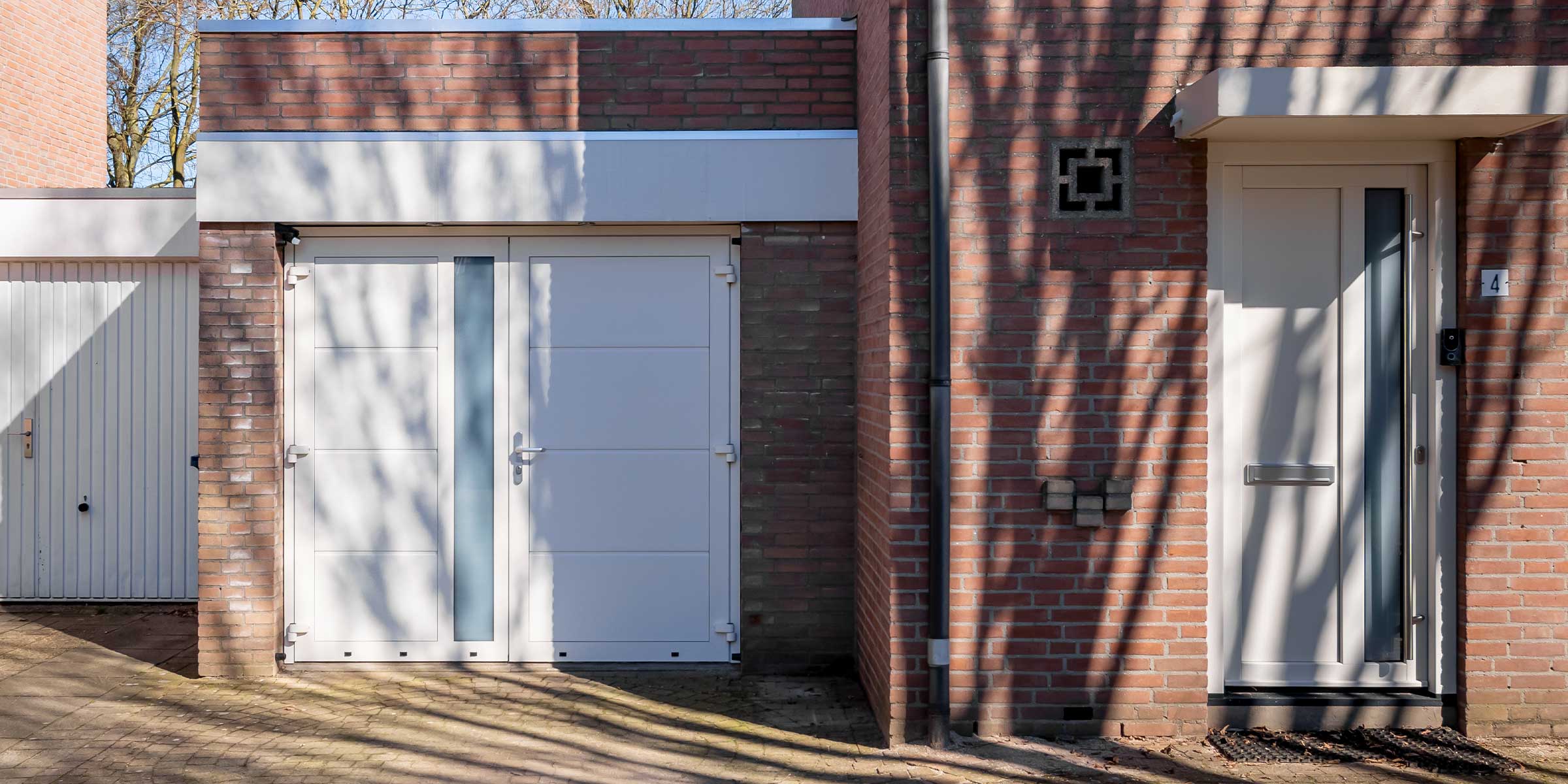 Verticaal glas in openslaande garagedeur