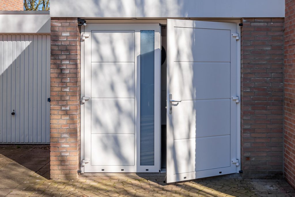 Verticaal glas in openslaande garagedeur
