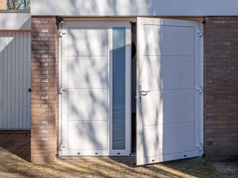 Verticaal glas in openslaande garagedeur