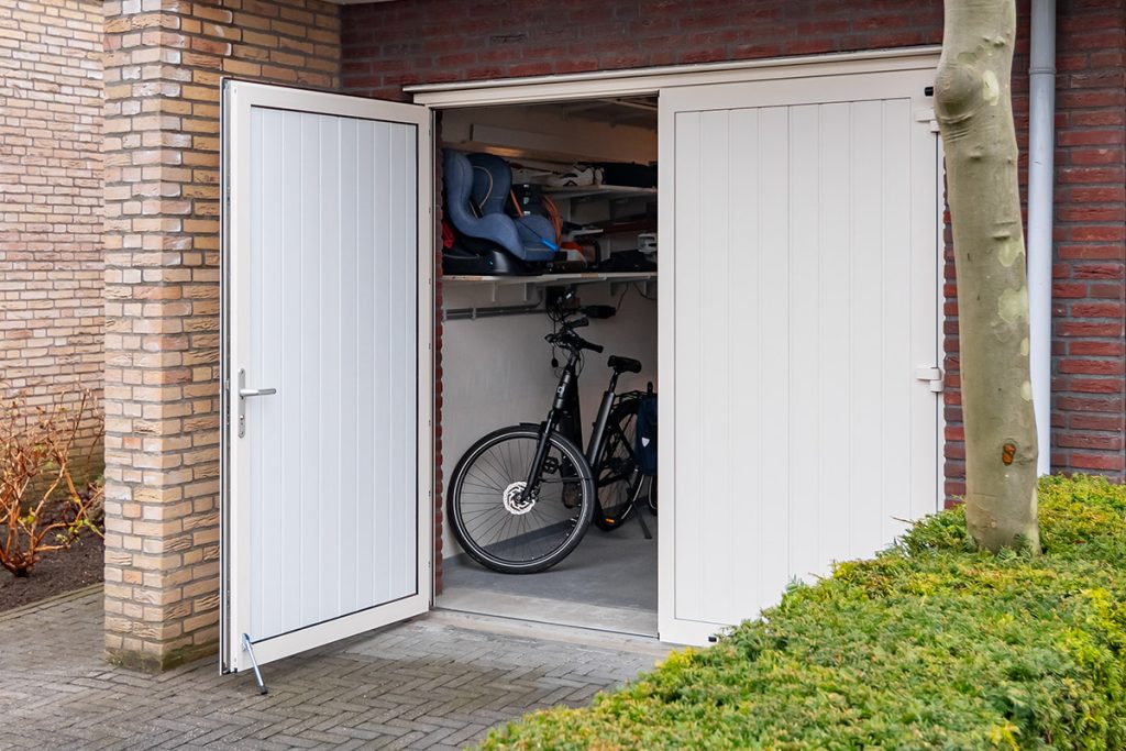 Witte openslaande garagedeuren ral9001