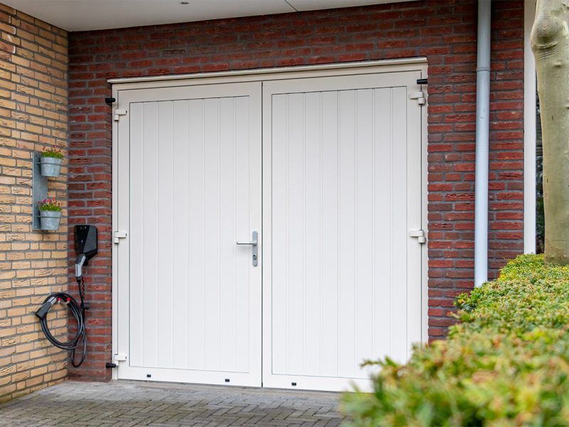 Witte openslaande garagedeuren ral9001