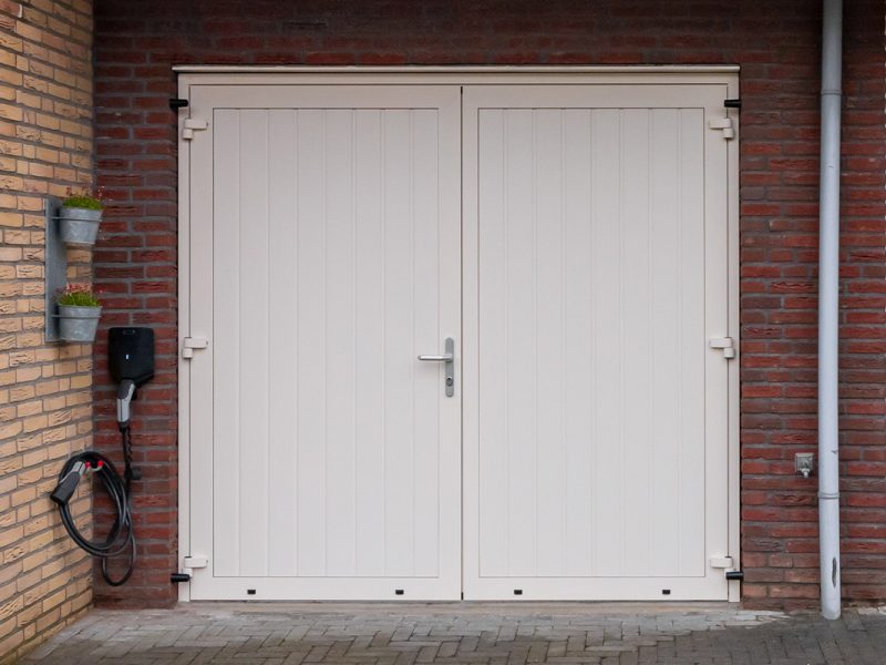 Witte openslaande garagedeuren ral9001
