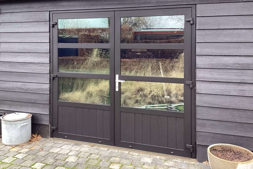 Veiligheid houten openslaande garagedeuren