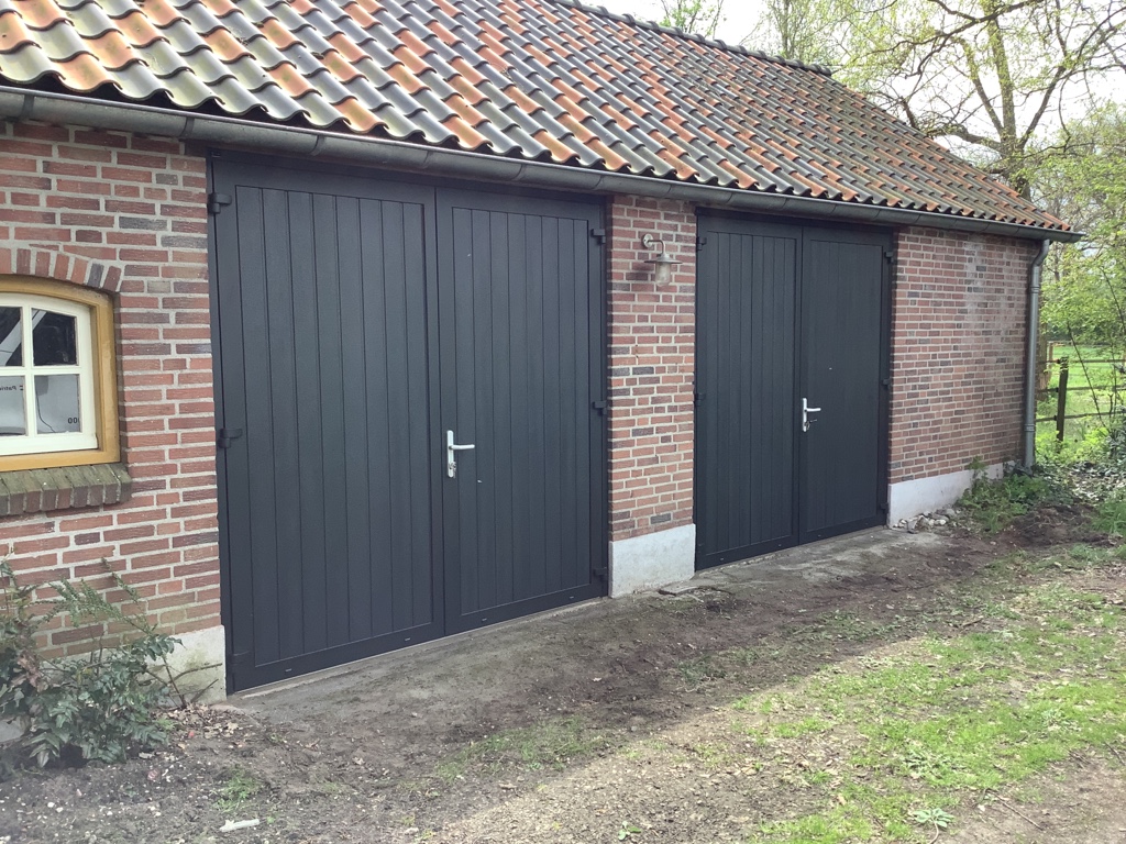 Nieuwe schuurdeur Twee openslaande garagedeuren in schuur