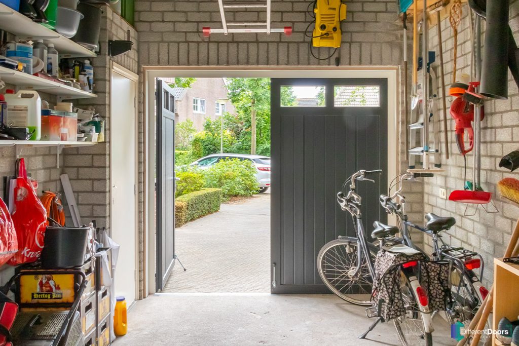 Fietsen in garage met openslaande garagedeur