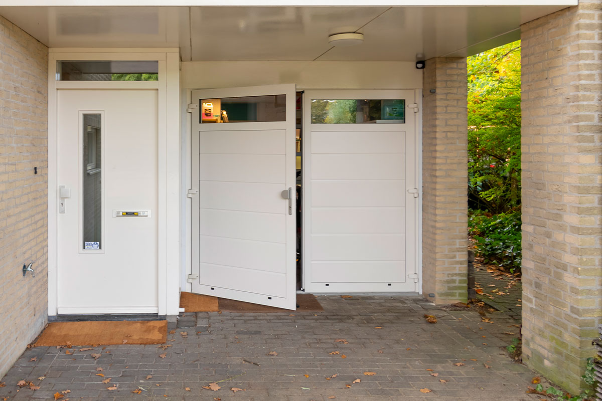 Witte onderhoudsvrije openslaande garagedeur