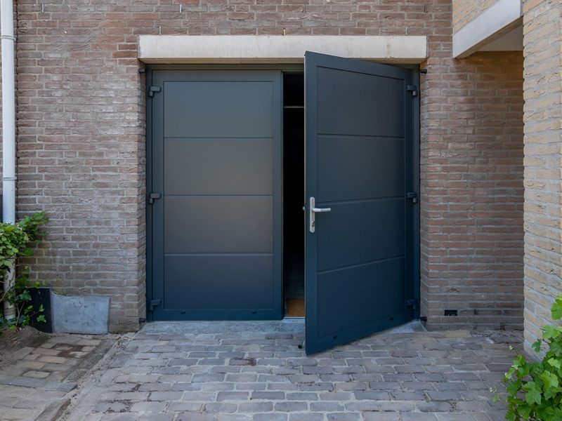Antraciet openslaande garagedeur van Ambassa