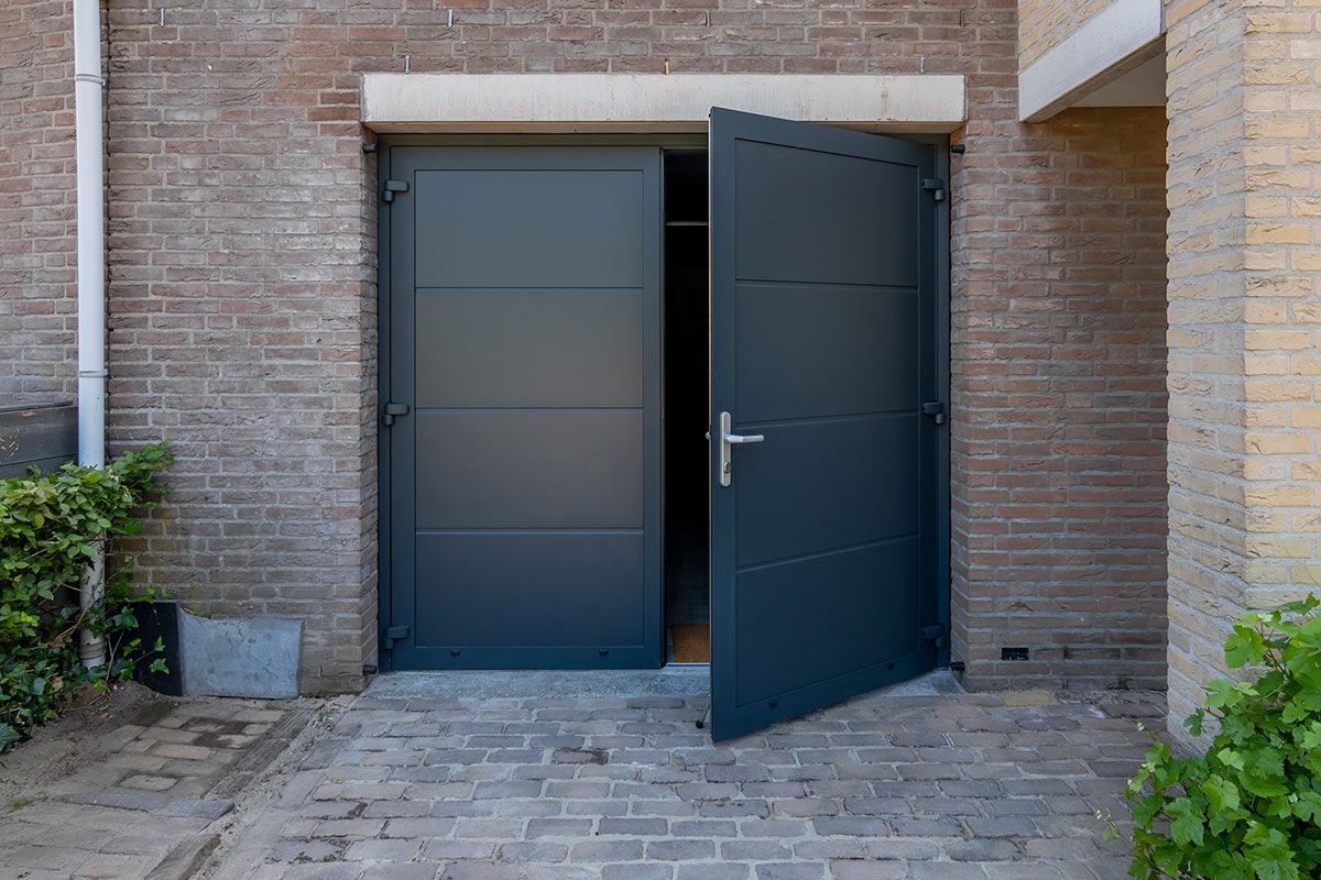 Kunststof openslaande garagedeur horizontaal