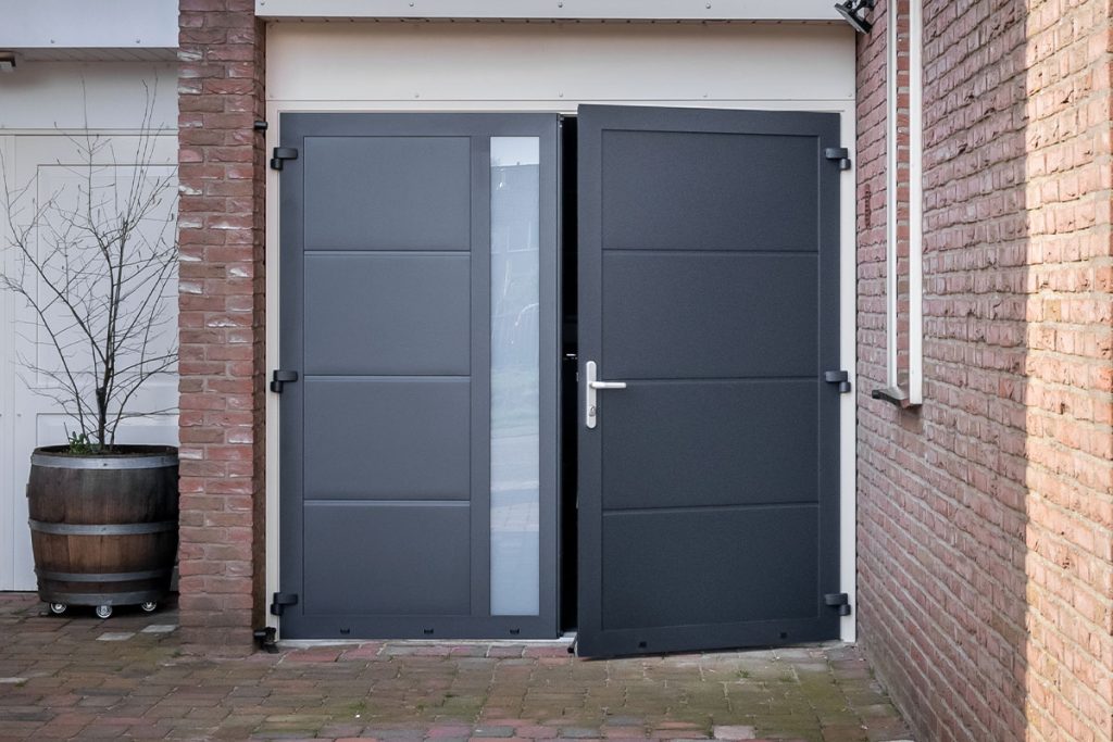 Vakantiegeld ontvangen? 4 redenen om het te investeren in een nieuwe garagedeur!