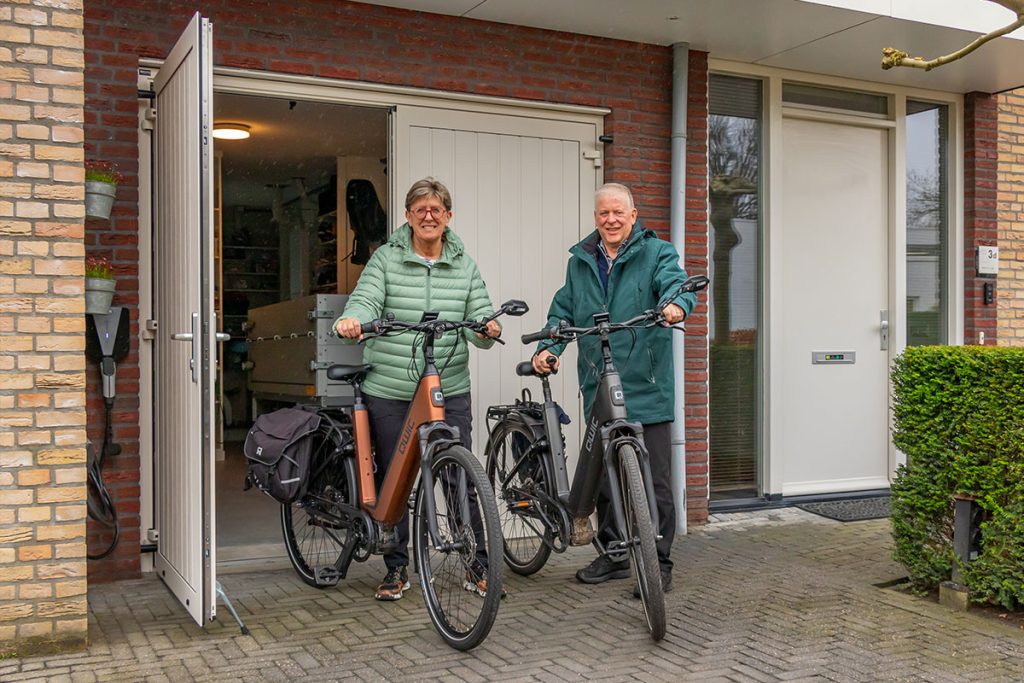Ambassadeurs van isolatie door openslaande garagedeuren