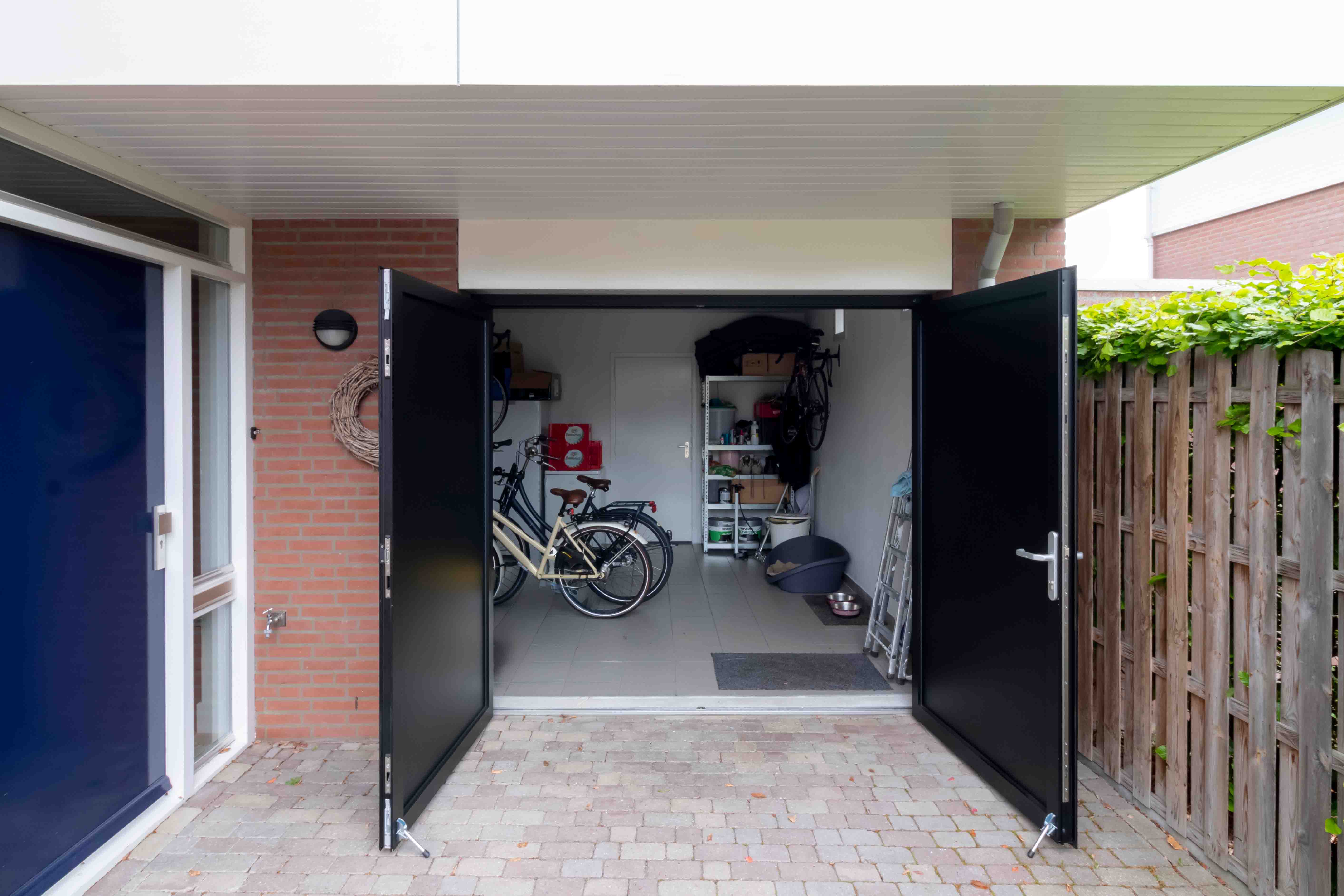 Dubbele garagedeuren openslaand in het zwart
