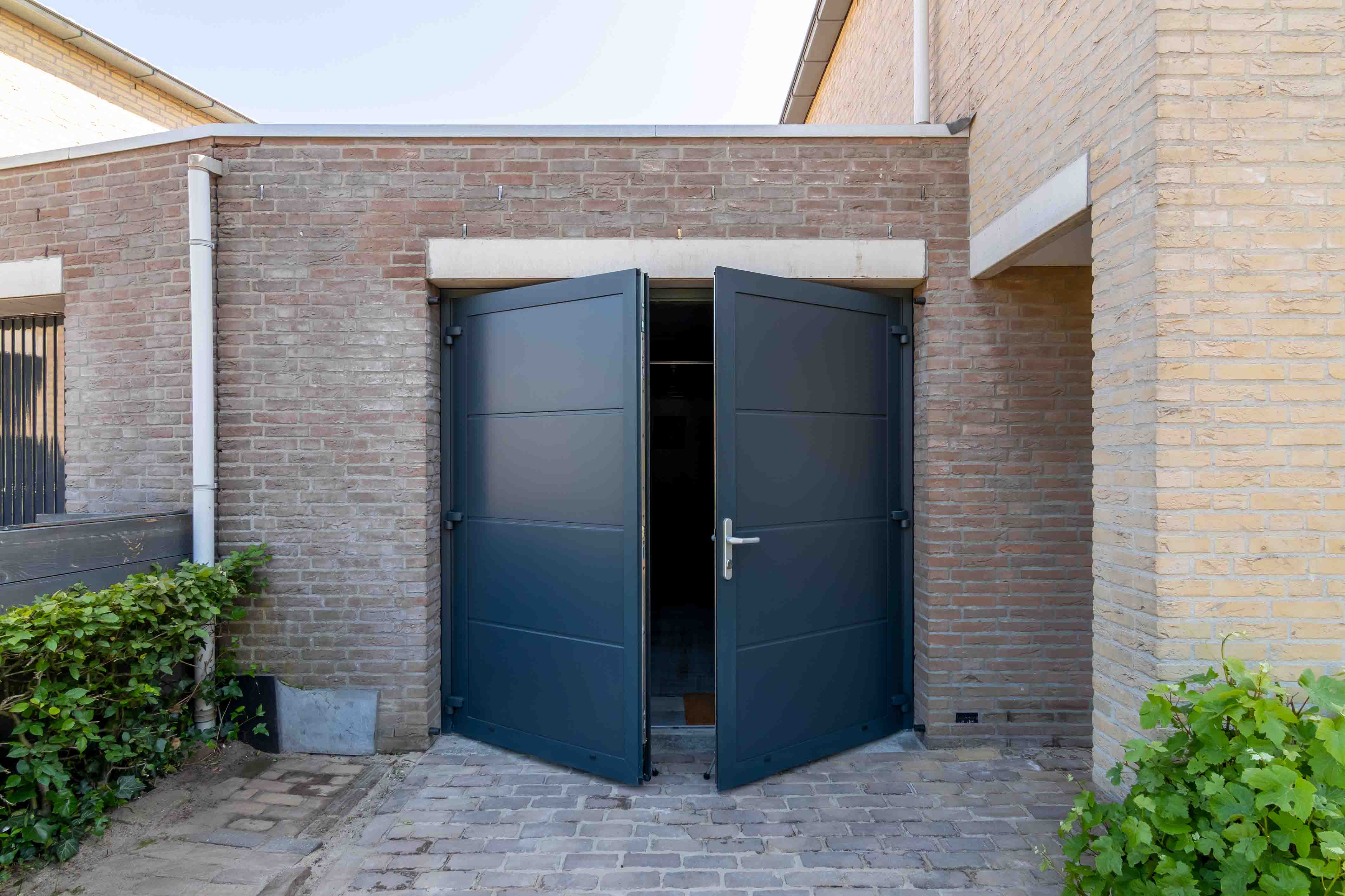 Garage met dubbele deuren die onafhankelijk open kunnen