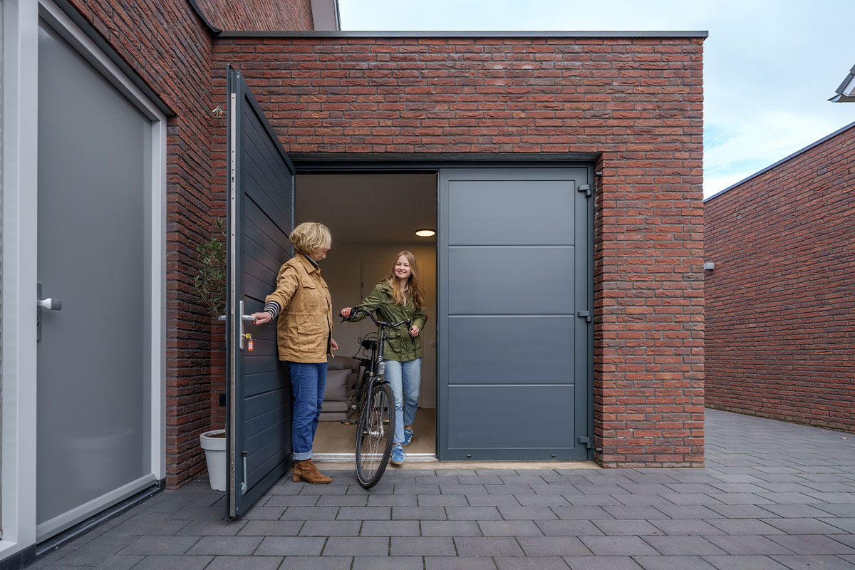 Onderhoudsvrije openslaande garagedeuren voor brede doorgang