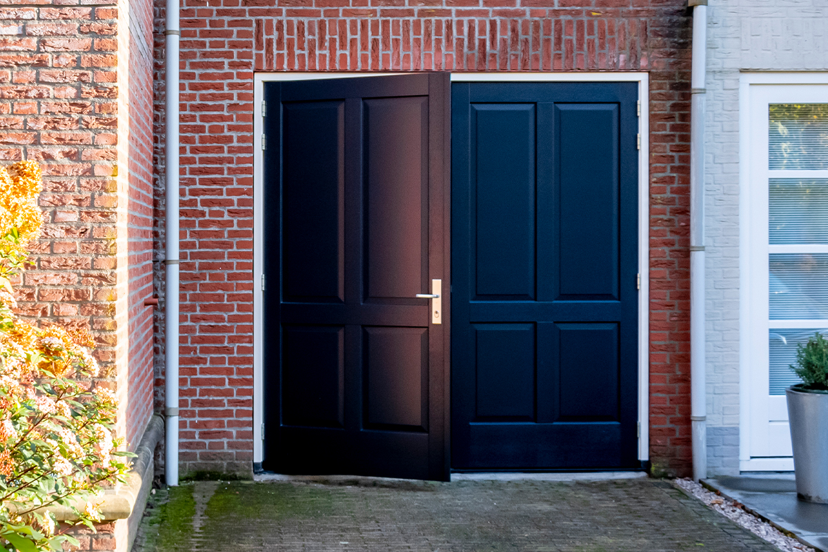 houten-garagedeur-bossing-panelen garagedeur van hout openslaand