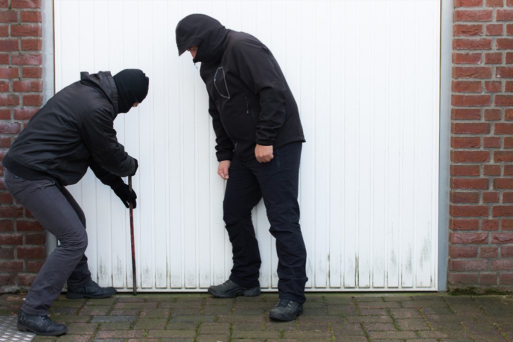 onveilige kanteldeur is reden om te vervangen