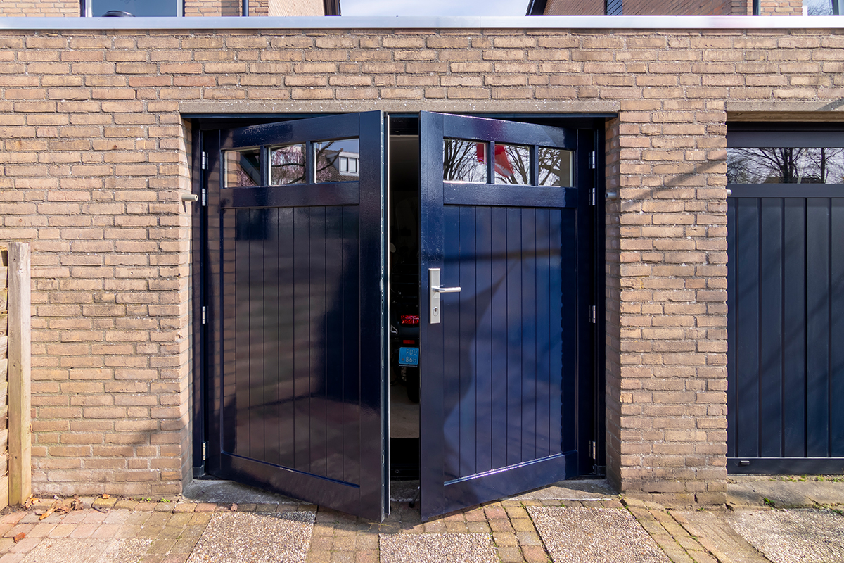 twee-deurpanelen-open houten garagedeur openslaand