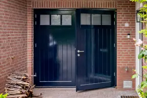 uitgelichte-afbeelding-hout houten openslaande garagedeur met glas
