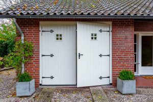 Houten-garagedeur-in-schuurwoning