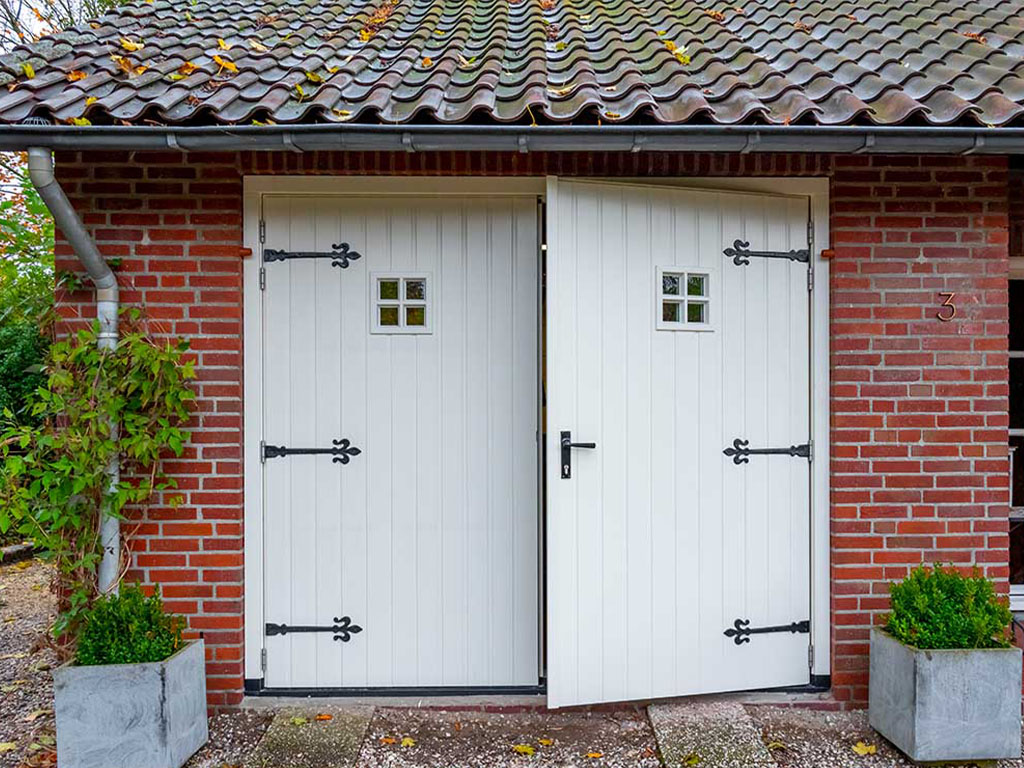 Houten-garagedeur-in-schuurwoning Witte schuurdeur van hout
