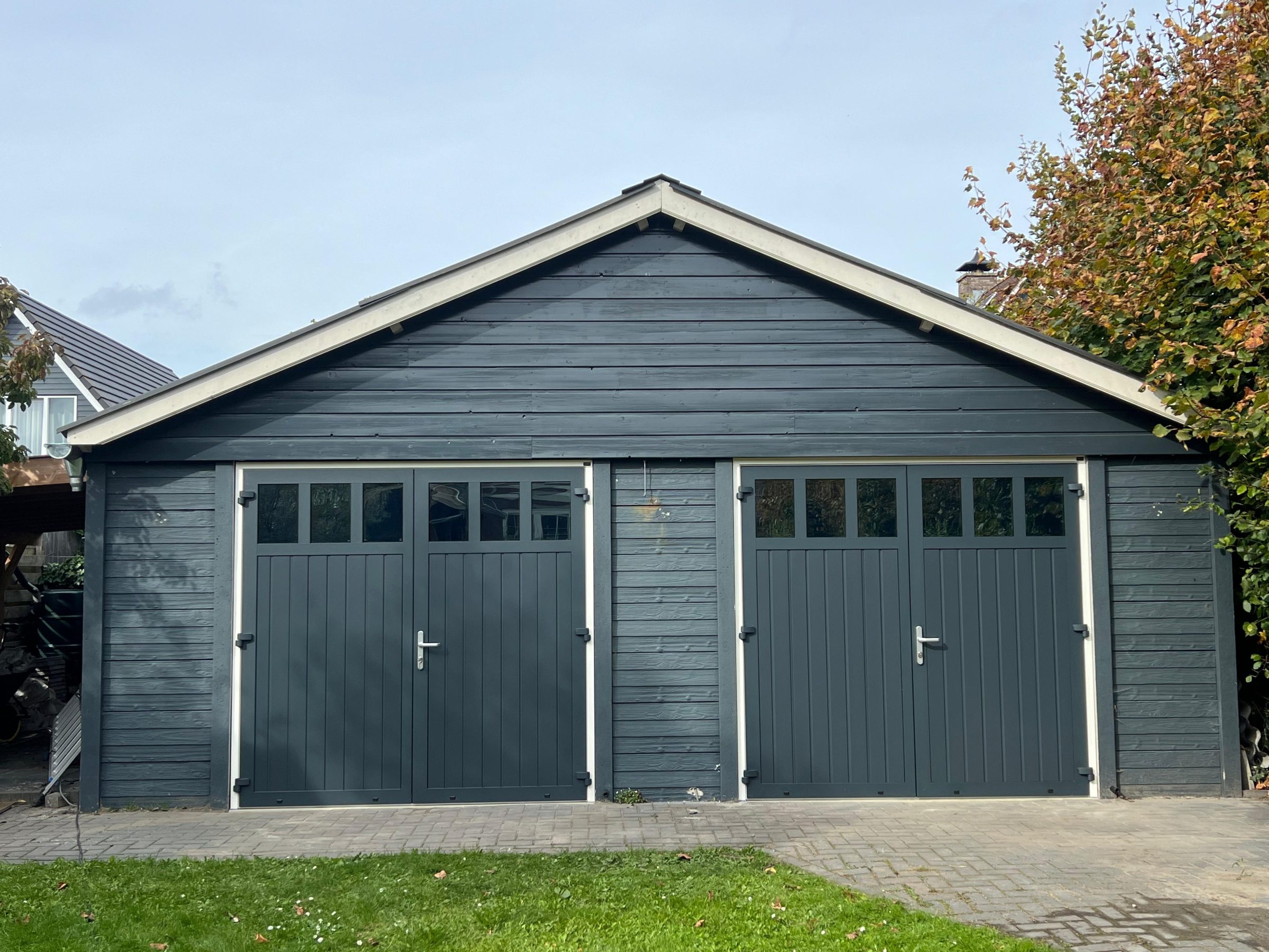 Twee antracieten deuren voor grote carport