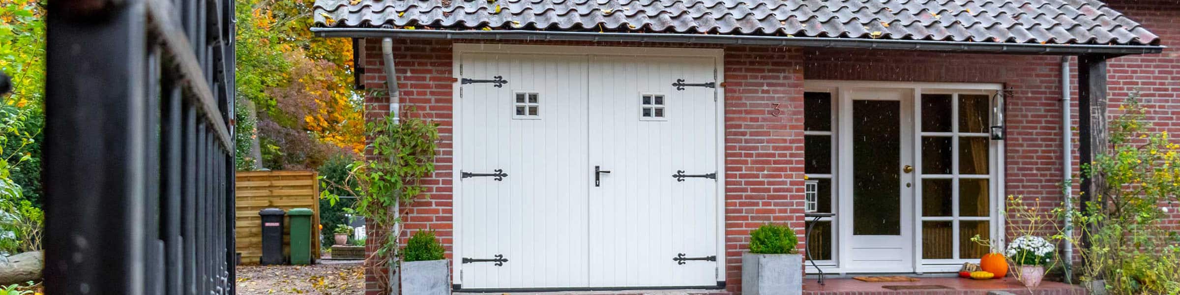 Schuurdeur klassieke stijl bij woning