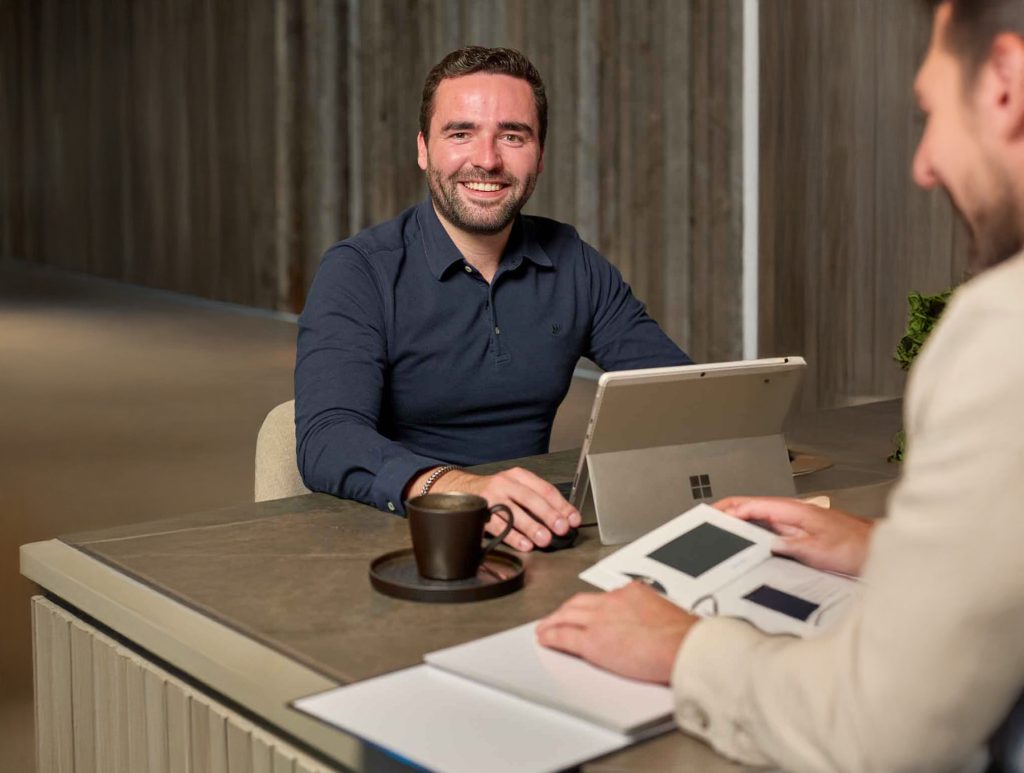 adviesgesprek met configurator voor een ambassa openslaande garagedeur