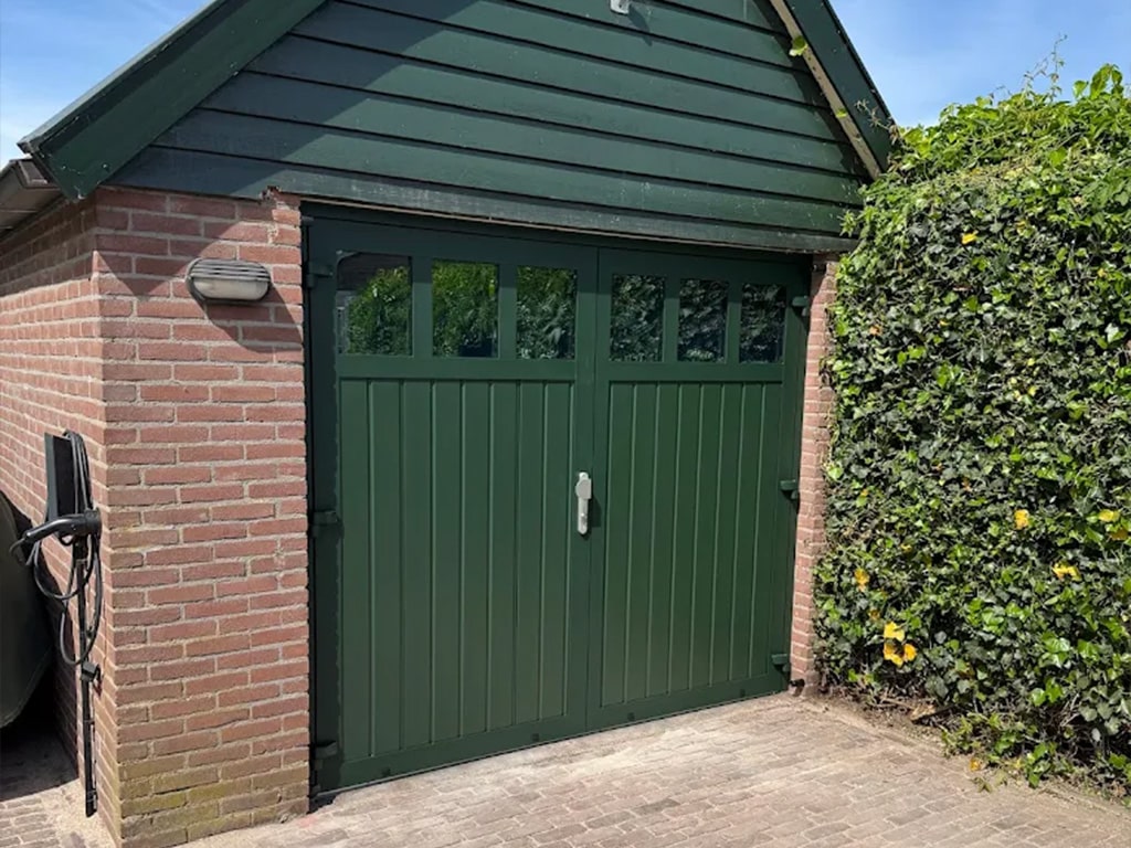 groene garagedeur in schuur groene garagedeur in schuur
