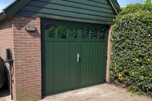 groene garagedeur in schuur