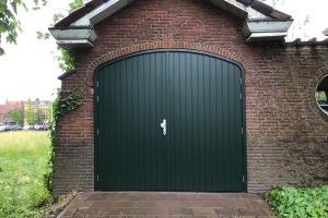 houten schuurdeur met ronde deurpanelen