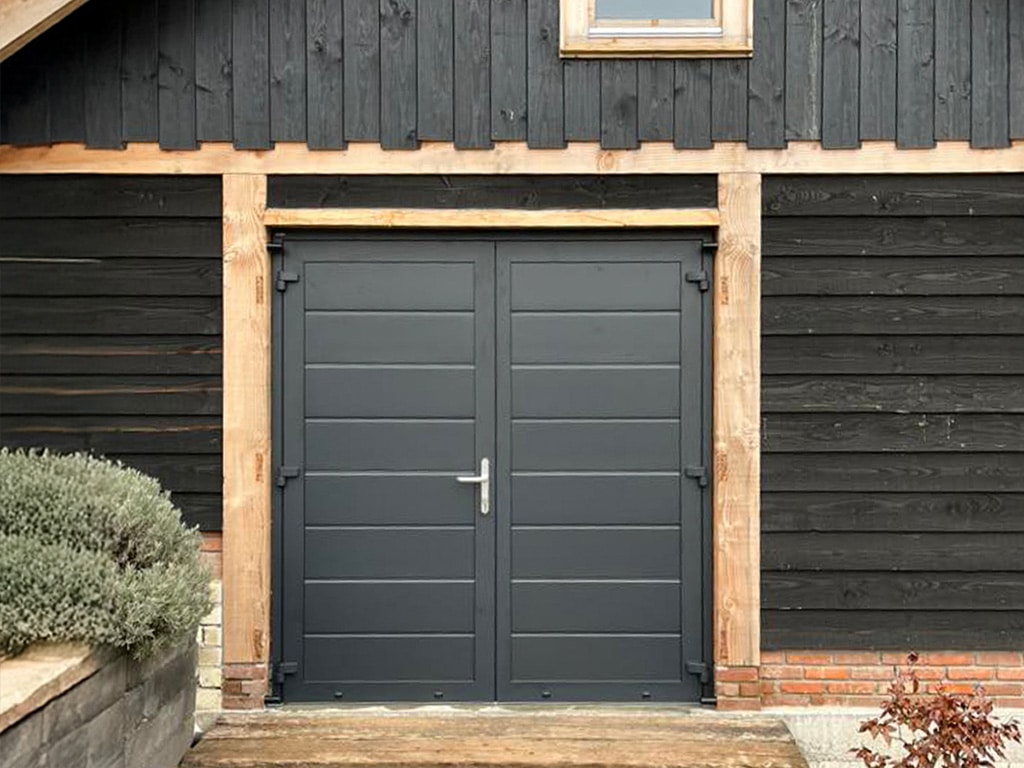 schuurdeur bij moderne boerderij woning Schuurdeur bij moderne boerderij woning