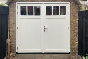 witte-schuur-met-houten-deuren