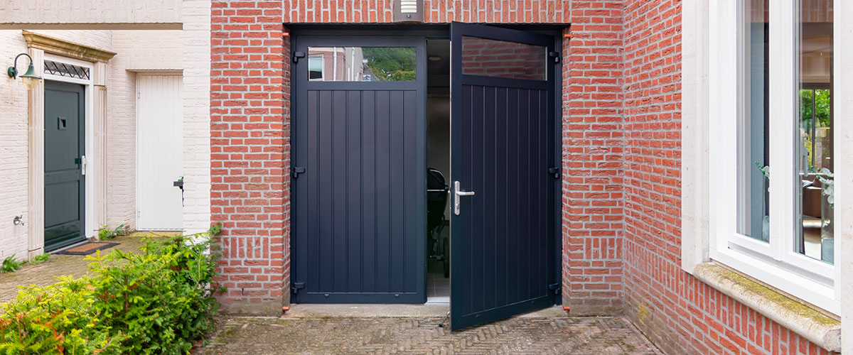 Onderhoudsvrije garagedeur openslaand