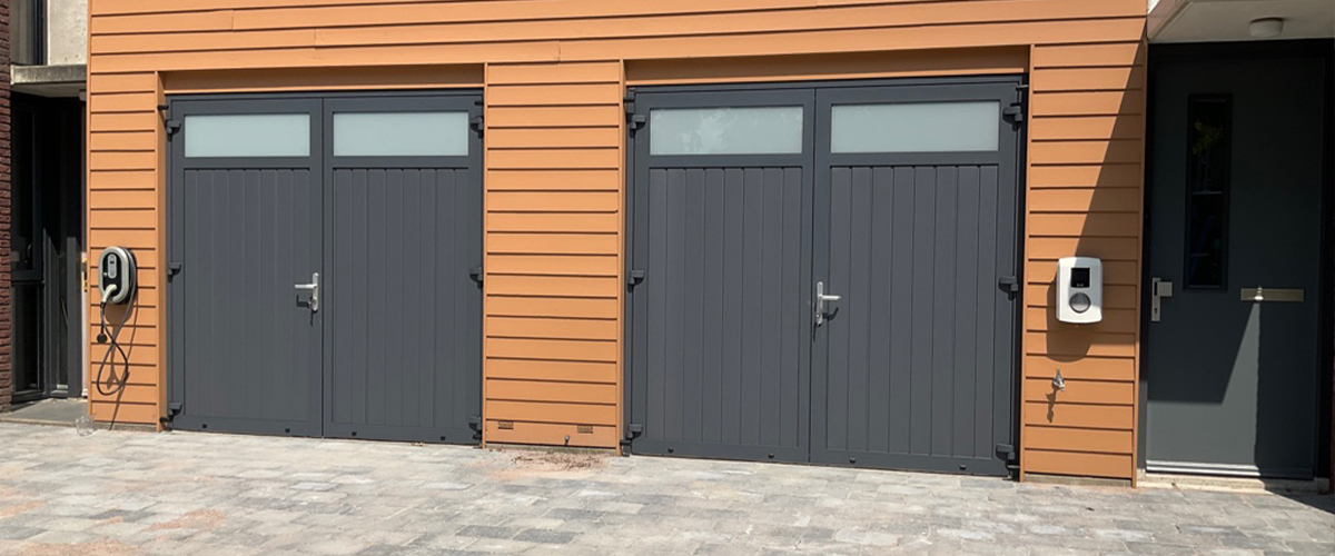 Buren met dezelfde garagedeuren