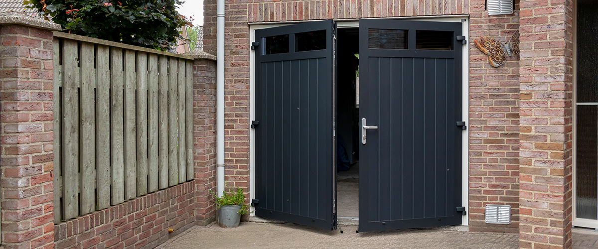 Openslaande garagedeuren, beide deuren gesloten