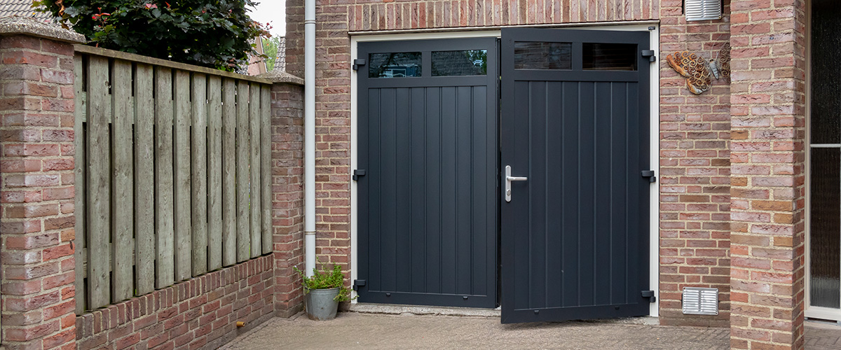 Openslaande garagedeuren, één deur open