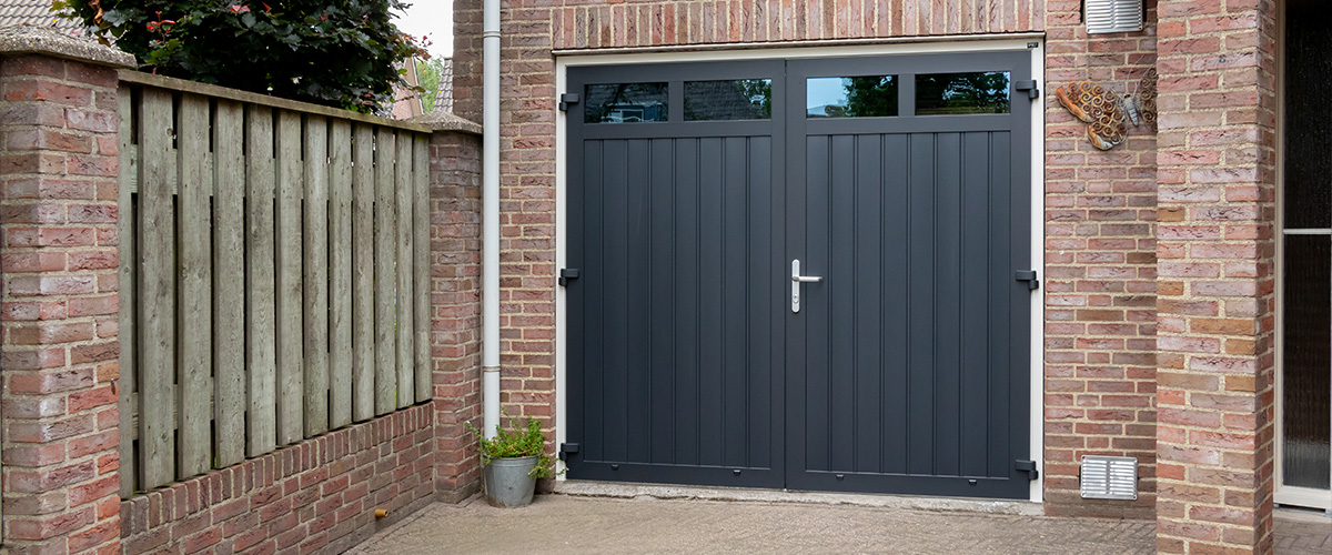 Openslaande garagedeuren, beide deuren in open 