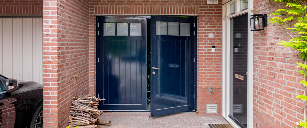 houten garagedeur met glas