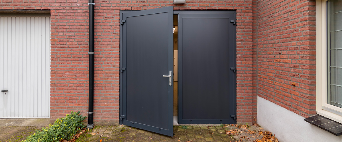 Onderhoudsvrije garagedeuren met één deur open