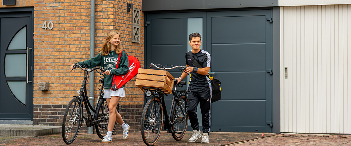 Openslaande garagedeur met brede opening voor wielrenner