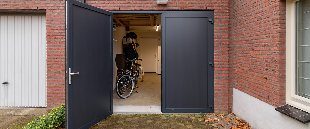 Garagedeur met brede doorgang