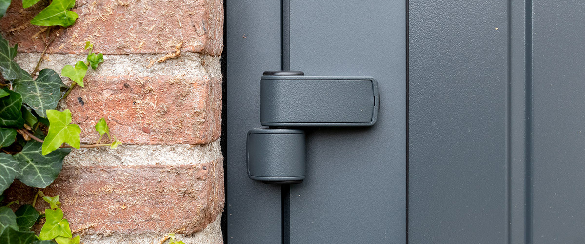 Scooter halen uit openslaande garagedeur