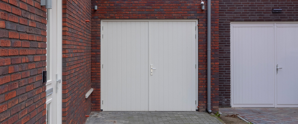 Witte houten garagedeuren
