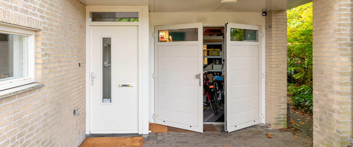 Onderhoudsvrije garagedeuren met beide deuren open