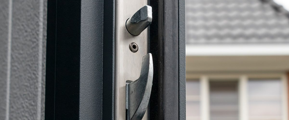 haken en slot meerpuntsvergrendeling openslaande garagedeur