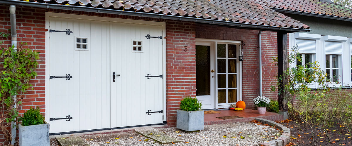 klassieke openslaande garagedeuren hout
